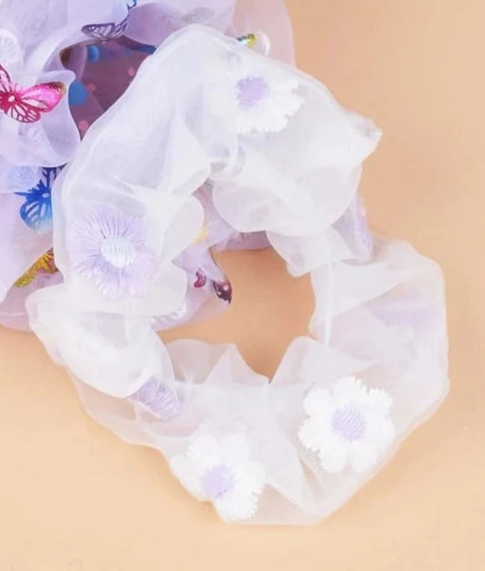 Scrunchie Organza Blanca con Margaritas Bordadas Lila